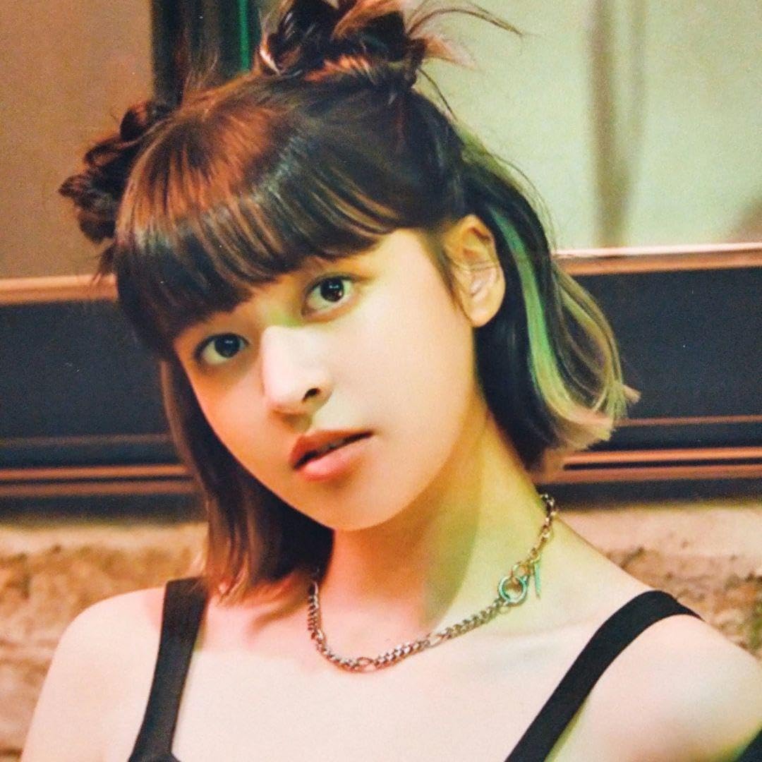 Amazon.co.jp: リリー直筆サイン入り2Lサイズ写真…NMIXX : おもちゃ